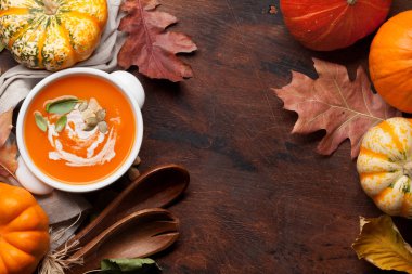Sonbahar Vejetaryen Kabak kremalı çorba. Kopya alanı ile üstten görünüm