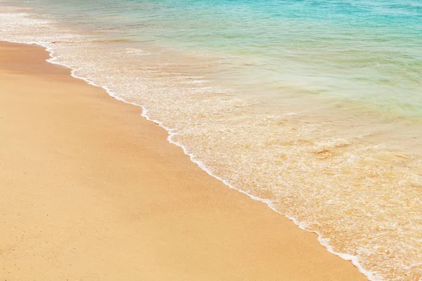 Τροπική Παραλία Θάλασσα Και Φωτεινή Άμμο Καλοκαιρινές Διακοπές Στη Θάλασσα — Φωτογραφία Αρχείου