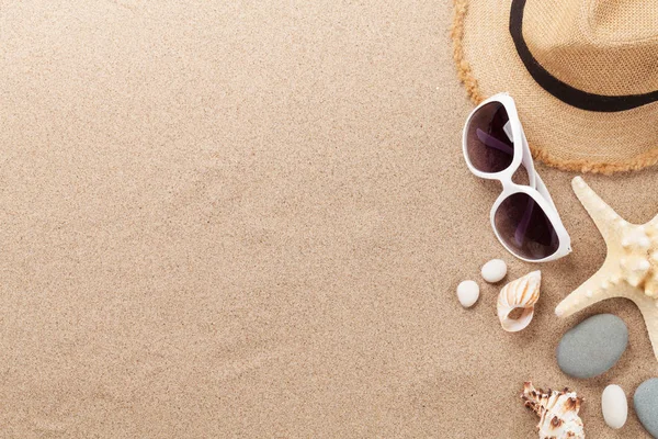 Resa Semester Bakgrund Koncept Med Solglasögon Och Strand Hatt Sand — Stockfoto