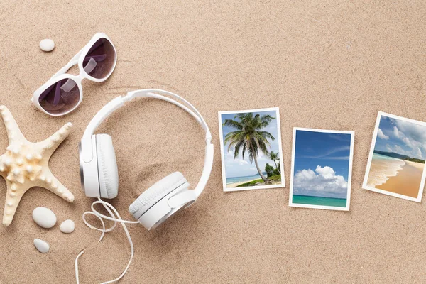 Viaje Férias Conceito Música Com Fones Ouvido Óculos Sol Conchas — Fotografia de Stock