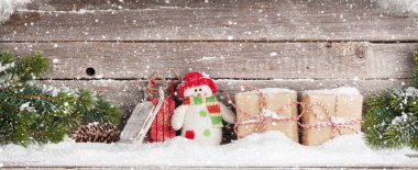 Noel hediye kutuları, kardan adam oyuncak ve xmas köknar ağacı dalı. Selam yeri olan görüntülemek