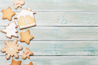 Noel tebrik kartı ile gingerbread çerezleri ahşap zemin üzerinde. Selam yeri olan üstten görünüm
