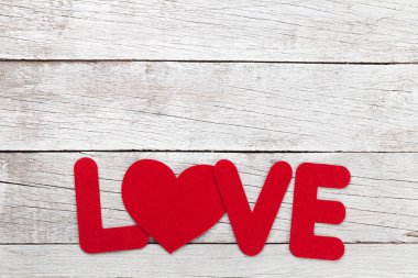 Sevgililer günü tebrik kartı aşk kelime üzerinde ahşap arka plan ile. Selam ile alan