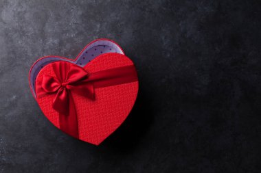 Kalp Sevgililer günü kırmızı hediye kutusu şeklinde. Selam yeri olan üstten görünüm