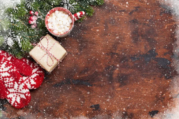 圣诞礼品盒 杯热巧克力与棉花糖和冷杉树枝覆盖在木质的背景雪 顶部查看圣诞背景与空间为您的问候 — 图库照片