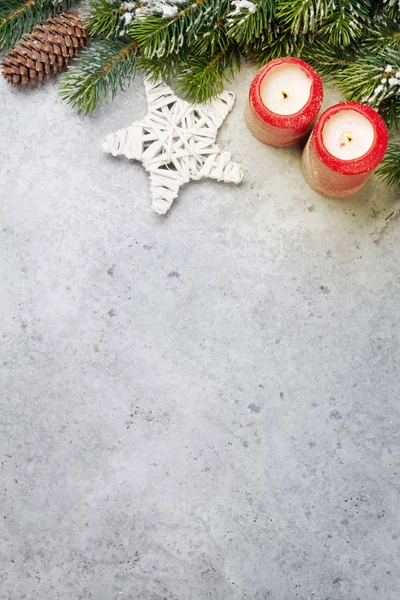 Χριστουγεννιάτικη Διακόσμηση Κεριά Και Υποκατάστημα Δέντρο Έλατου Καλύπτονται Από Χιόνι — Φωτογραφία Αρχείου
