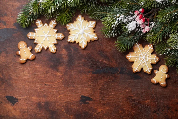 Świąteczne Pierniki Gałęzi Drzewa Fir Boże Narodzenie Nad Backgroud Drewniane — Zdjęcie stockowe