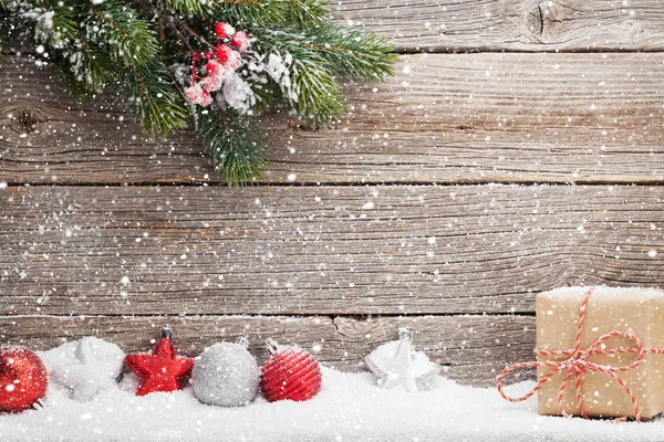 圣诞礼品盒 装饰和圣诞冷杉树枝 用空格查看您的问候语 — 图库照片