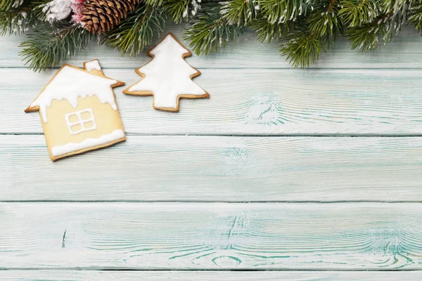 Christmas Wenskaart Met Gingerbread Koekjes Fir Tree Houten Achtergrond Bovenaanzicht — Stockfoto