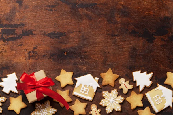 Christmas Wenskaart Met Gingerbread Koekjes Doos Van Gift Houten Achtergrond — Stockfoto