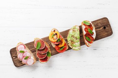 Geleneksel İspanyolca tapas bruschetta ahşap arka plan üzerinde