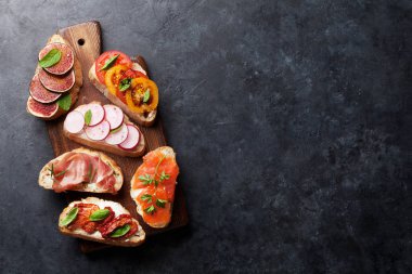 Geleneksel İspanyolca tapas bruschetta karanlık taş zemin üzerine