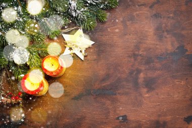 Noel dekor, mumlar ve kar üzerinde ahşap arka plan kapsamında köknar ağacı dalı. Üstten görünüm xmas zemin alan selam ile