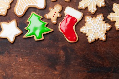 Noel tebrik kartı ile gingerbread çerezleri ahşap zemin üzerinde. Selam yeri olan üstten görünüm