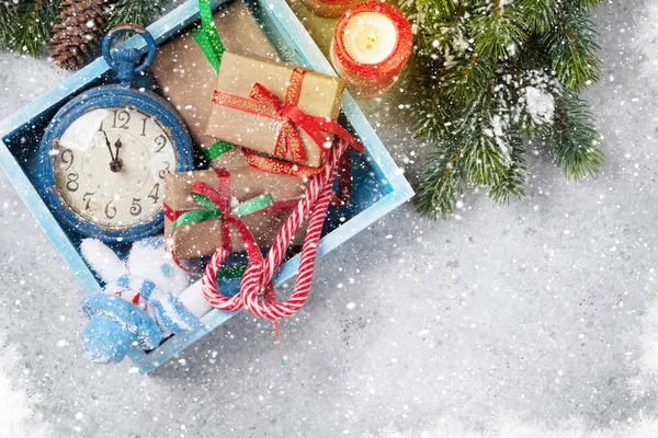 Karácsonyi Dekoráció Doboz Ajándék Doboz Gyertyák Fenyő Ága Háttér Fedi — Stock Fotó