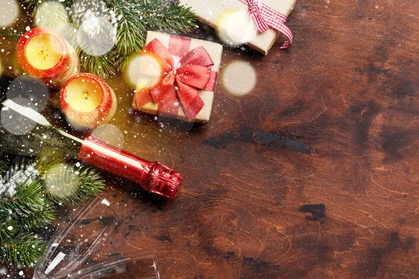 Рождественская Подарочная Коробка Свечи Шампанское Елка Ветки Покрыты Снегом Деревянном — стоковое фото