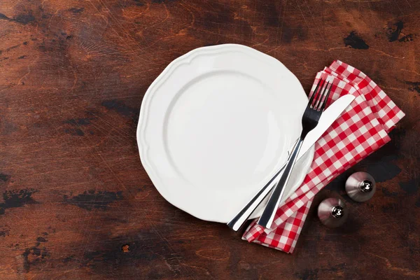 Ρύθμιση Του Πίνακα Άδειο Πιάτο Μαχαίρι Πιρούνι Μπαχαρικά Και Πετσέτα — Φωτογραφία Αρχείου
