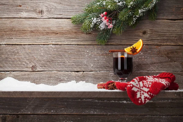 Weihnachtskarte Mit Glühwein Heißgetränk Fäustlingen Und Tannenzweig Auf Holzgrund — Stockfoto