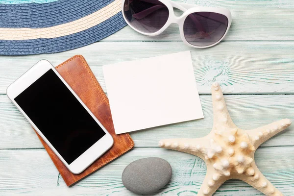 Reizen Vakantie Concept Met Zonnebril Smartphone Foto Frame Houten Achtergrond — Stockfoto