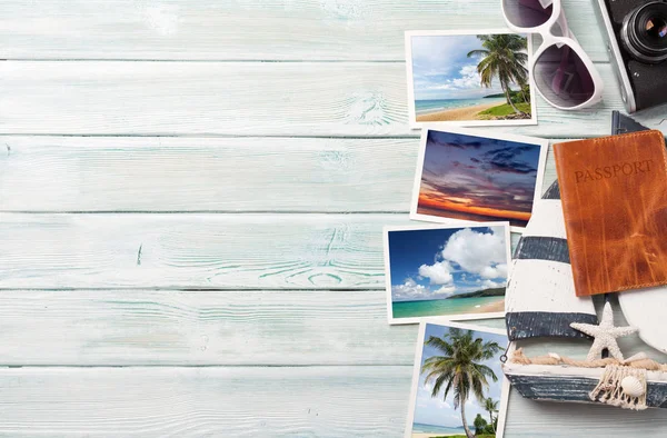 サングラスをかけた旅行休暇の背景概念 木製の背景にカメラと週末の写真 コピー スペース平面図です フラットが横たわっていた 私が撮影したすべての写真 — ストック写真