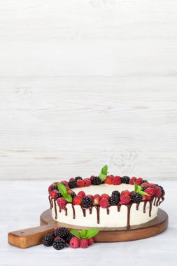 Çikolata ve böğürtlenli peynirli kek. Selamlarınız için yer var.