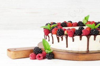 Çikolata ve böğürtlenli peynirli kek. Selamlarınız için yer var.