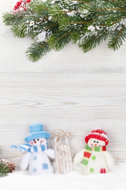 Noel Kardan Adam oyuncağı, dekor ve köknar ağacı dalı. Selamlarınız için boşluğu olan Xmas tebrik kartı