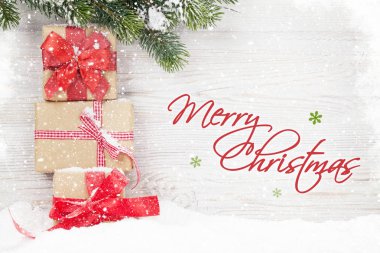 Noel hediye kutuları ve xmas köknar ağacı dalı. Selam yeri olan görüntülemek