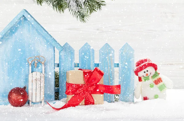 Різдвяний Сніговик Іграшки Санки Подарункова Коробка Гілка Ялинки Різдвяний Фон — стокове фото