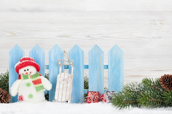 Muñeco Nieve Navidad Juguetes Trineo Rama Abeto Fondo Navidad Con — Foto de Stock