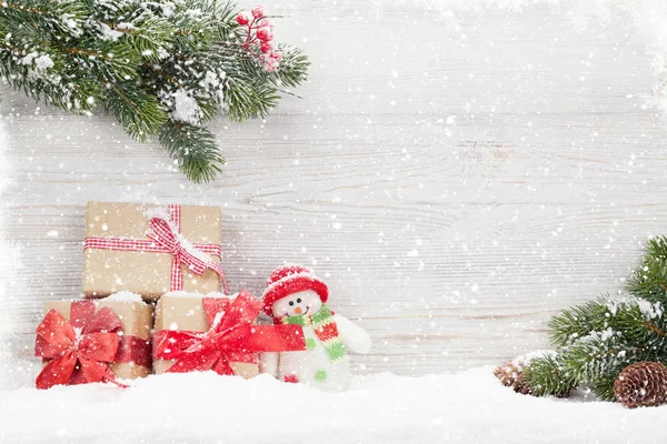 Κουτιά Δώρων Χριστουγέννων Χιονάνθρωπος Παιχνιδιών Και Έλατα Κλαδί Δέντρου Προβολή — Φωτογραφία Αρχείου
