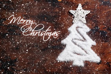 Noel köknar ağacı şeklinde kar ve ahşap zemin üzerinde beyaz yıldız dekor