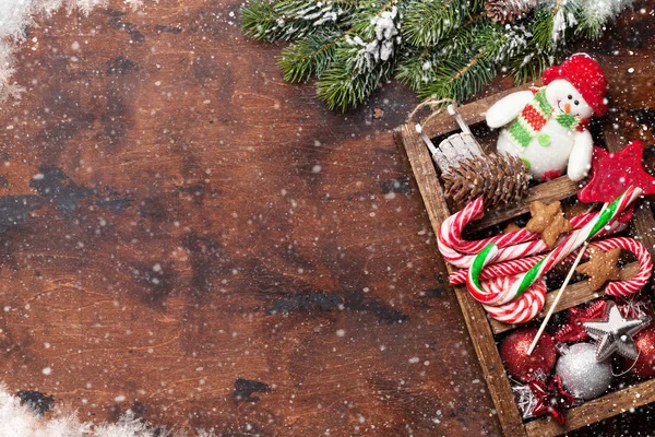 Caixa Decoração Natal Ramo Abeto Coberto Por Neve Fundo Madeira — Fotografia de Stock