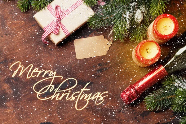 Weihnachtsgeschenkbox Kerzen Champagner Und Tannenzweig Bedeckt Von Schnee Auf Holzgrund — Stockfoto