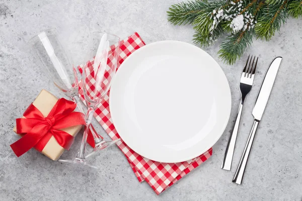 Cenário Mesa Natal Com Champanhe Caixa Presente Ramo Abeto Coberto — Fotografia de Stock