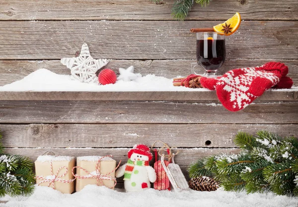 Weihnachtskarte Mit Geschenkschachteln Glühwein Heißgetränk Dekor Und Tannenzweigen Auf Holzgrund — Stockfoto