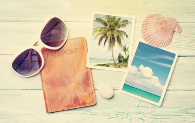 Seyahat tatil tablosu konseptiyle güneş gözlüğü, pasaport ve yaz fotoğraf ahşap masa üstünde. Üstten görünüm. Düz yatıyordu. Bana tarafından çekilen fotoğraflar. Sunny tonda