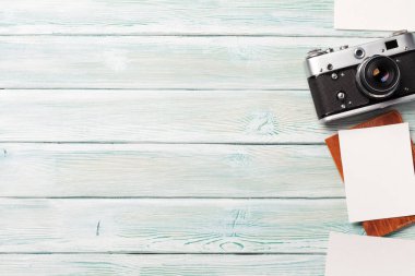 Ahşap masa üzerinde fotoğraf makinesi, pasaport ve fotoğraf çerçeveleri ile seyahat tatil tablo kavramı. Üstten görünüm kopya alanı ile. Düz yatıyordu