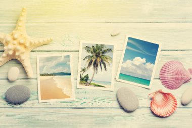 Seyahat tatil tablosu konseptiyle kabukları ve yaz fotoğraf ahşap masa üstünde. Üstten görünüm. Düz yatıyordu. Bana tarafından çekilen fotoğraflar. Sunny tonda