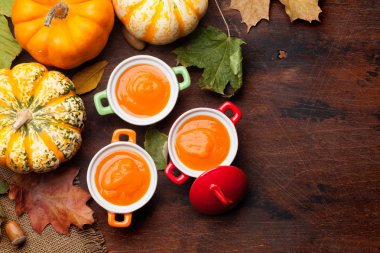 Sonbahar Vejetaryen Kabak kremalı çorba. Kopya alanı ile üstten görünüm