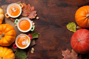 Sonbahar Vejetaryen Kabak kremalı çorba. Kopya alanı ile üstten görünüm