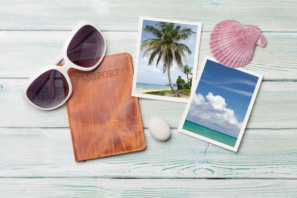 Concepto Mesa Vacaciones Viaje Con Gafas Sol Pasaporte Fotos Verano —  Fotos de Stock