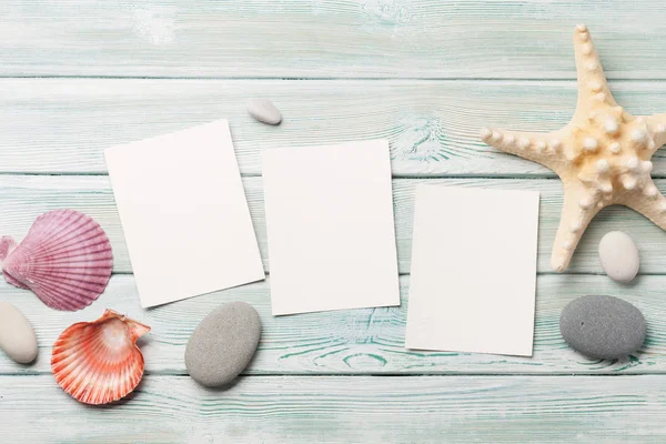 Reisetischkonzept Mit Muscheln Und Fotorahmen Auf Holztisch Ansicht Von Oben — Stockfoto