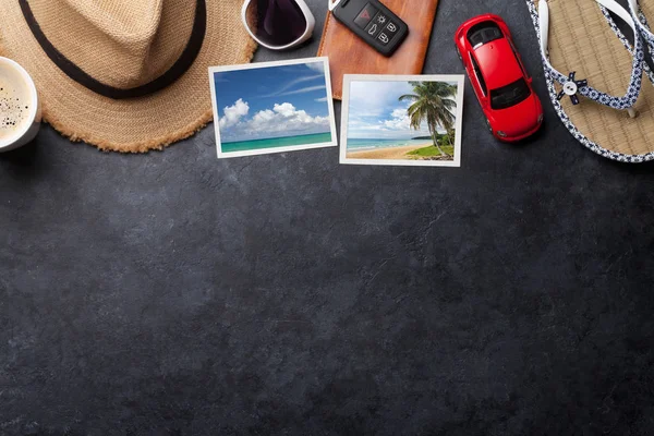 Ταξίδια Διακοπές Φόντο Έννοια Παραλία Καπέλο Διαβατήριο Φωτογραφίες Των Αυτοκινήτων — Φωτογραφία Αρχείου