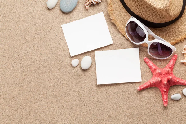 Reisehintergrundkonzept Mit Hut Sonnenbrille Muscheln Und Fotorahmen Auf Sandkulisse Ansicht — Stockfoto