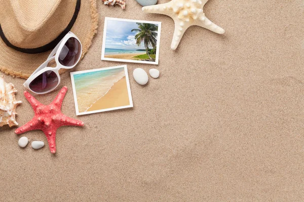 旅行假期背景概念与帽子 太阳镜 贝壳和照片上的沙子背景 带有复制空间的顶部视图 平躺着 我拍摄的所有照片 — 图库照片