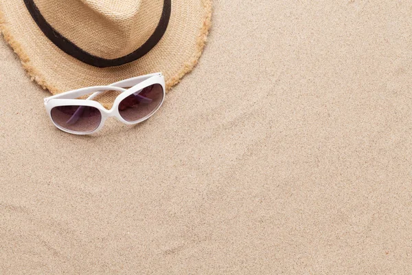 Concepto Fondo Vacaciones Viaje Con Gafas Sol Sombrero Sobre Fondo —  Fotos de Stock