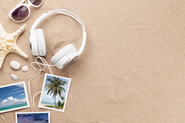 Podróży Wakacyjnych Muzyka Koncepcja Słuchawki Okulary Przeciwsłoneczne Muszle Zdjęcia Tle — Zdjęcie stockowe