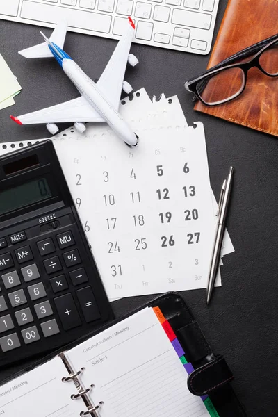 ビジネス旅行のコンセプトです デスク テーブルの上のアクセサリー キーボード パスポート メモ帳 カレンダー 飛行機グッズ コピー スペース平面図 — ストック写真
