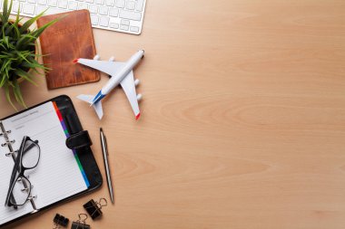 İş gezisi kavramı. Resepsiyon masasında aksesuarları. PC klavye, pasaport, takvim ve uçak oyuncak. Kopya alanı ile üstten görünüm